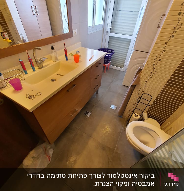 חדר אמבטיה עם כיור, ברז ואסלה